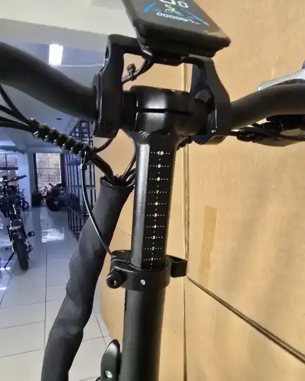 Guidon réglable du vélo LIKEBIKE SHINE S avec leviers de commande